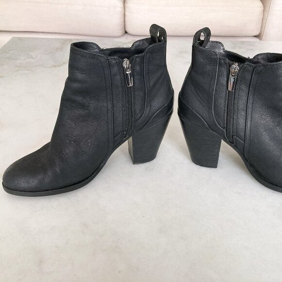 Vince Camuto Hayes black leather ankle boot (size 7) booties, side zippers - Picture 5 of 8